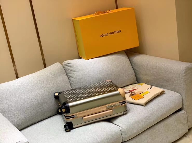 LV路易威登鈦合金材質鈦灰monogram 花紋拉桿箱M23204¥6480.00-頂級1:1精品高仿包包香港台灣批發價格推薦微信哪裡買