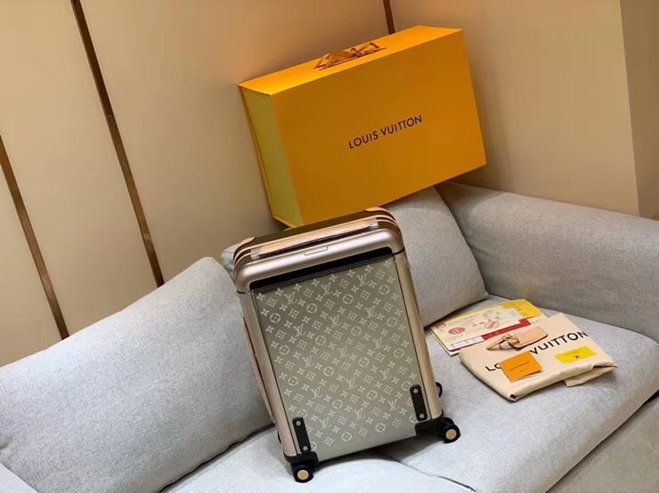 LV路易威登鈦合金材質鈦灰monogram 花紋拉桿箱M23204¥6480.00-頂級1:1精品高仿包包香港台灣批發價格推薦微信哪裡買