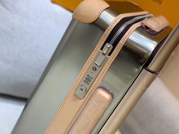 LV路易威登鈦合金材質鈦灰monogram 花紋拉桿箱M23204¥6480.00-頂級1:1精品高仿包包香港台灣批發價格推薦微信哪裡買