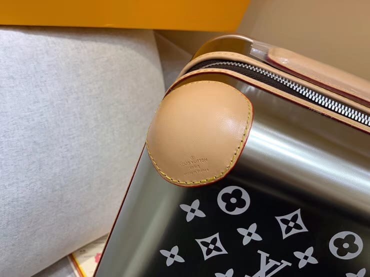 LV路易威登鈦合金材質鈦灰monogram 花紋拉桿箱M23204¥6480.00-頂級1:1精品高仿包包香港台灣批發價格推薦微信哪裡買