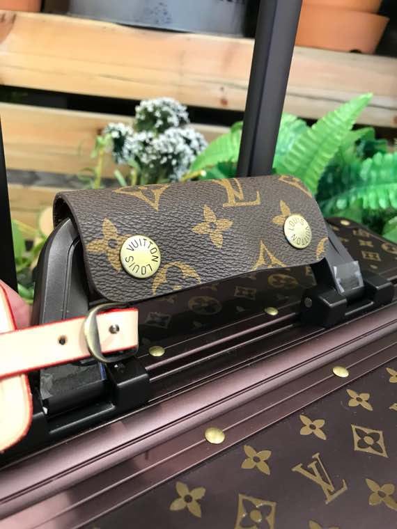 LV路易威登碳纖維四輪拉桿箱¥5480.00-頂級1:1精品高仿包包香港台灣批發價格推薦微信哪裡買