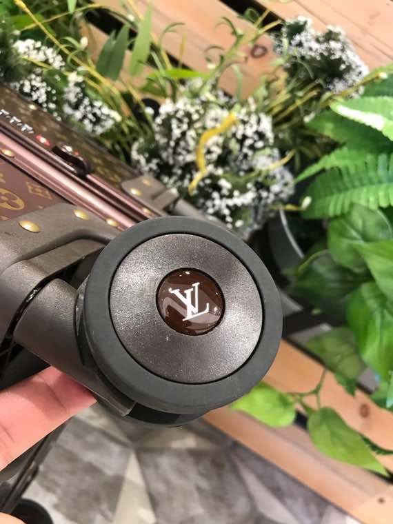 LV路易威登碳纖維四輪拉桿箱¥5480.00-頂級1:1精品高仿包包香港台灣批發價格推薦微信哪裡買