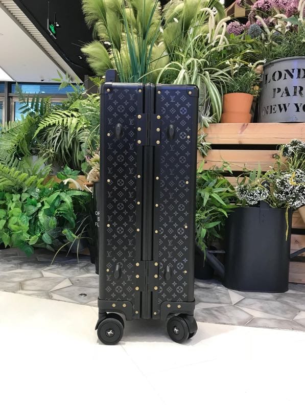LV路易威登碳纖維四輪拉桿箱¥5480.00-頂級1:1精品高仿包包香港台灣批發價格推薦微信哪裡買