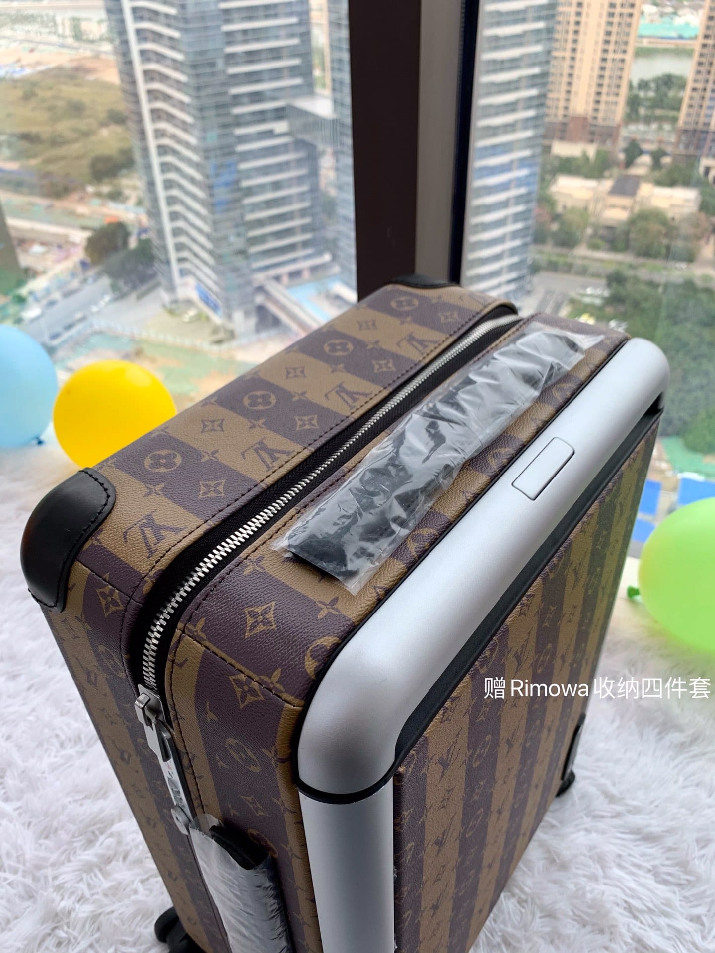 LV路易威登HORIZON 四輪拉桿箱M23203¥5180.00-頂級1:1精品高仿包包香港台灣批發價格推薦微信哪裡買