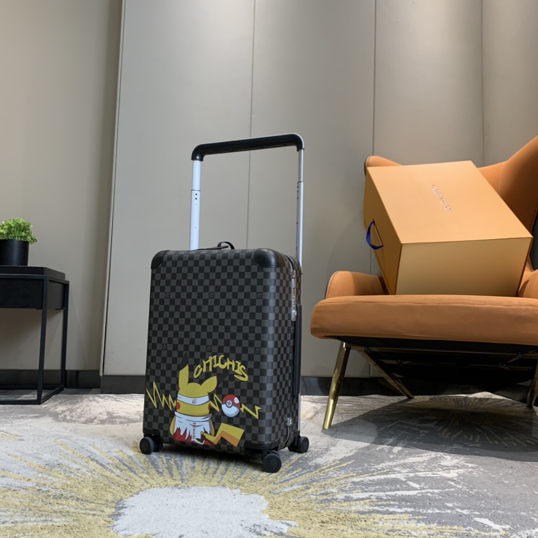 LV路易威登皮卡丘可來圖案定制Horizon 55 厘米四輪拉桿箱¥5280.00-頂級1:1精品高仿包包香港台灣批發價格推薦微信哪裡買