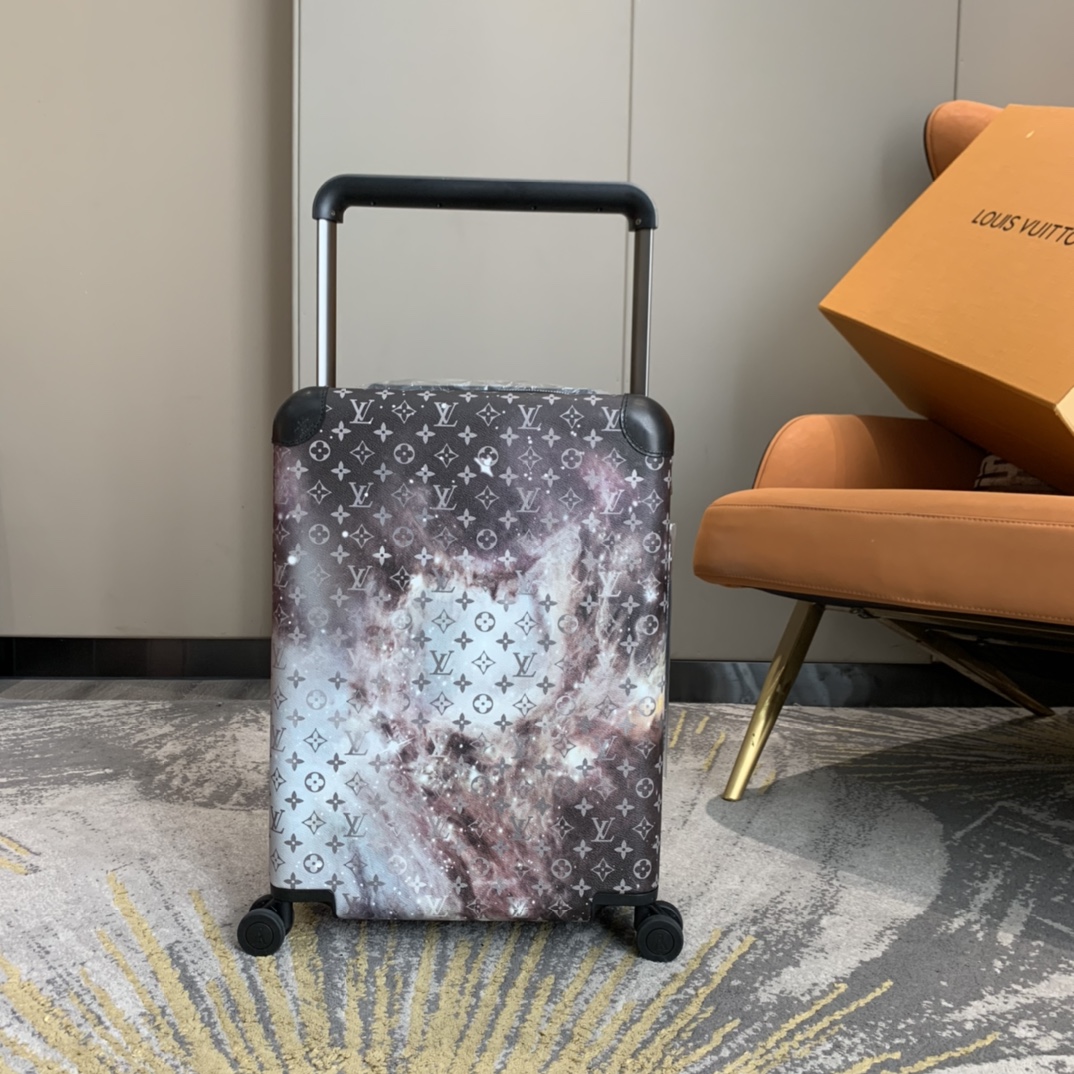LV路易威登Monogram 帆佈點綴旅行貼飾星空 Horizon 拉桿箱¥5,280.00-頂級1:1精品高仿包包香港台灣批發價格推薦微信哪裡買