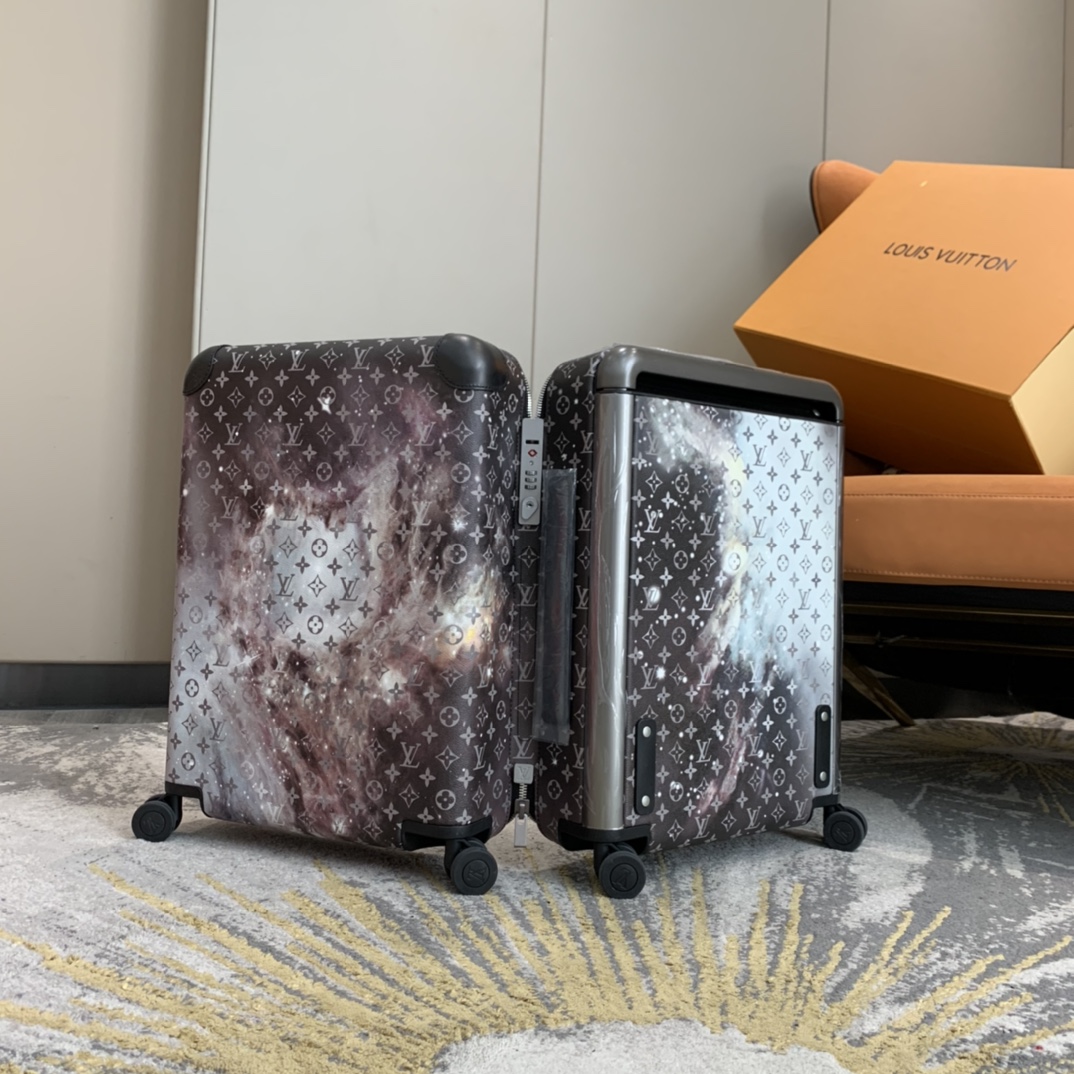 LV路易威登Monogram 帆佈點綴旅行貼飾星空 Horizon 拉桿箱¥5,280.00-頂級1:1精品高仿包包香港台灣批發價格推薦微信哪裡買