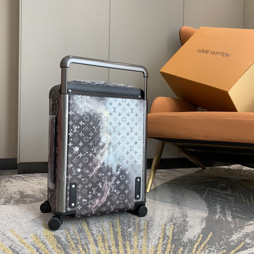 LV路易威登Monogram 帆佈點綴旅行貼飾星空 Horizon 拉桿箱¥5,280.00-頂級1:1精品高仿包包香港台灣批發價格推薦微信哪裡買
