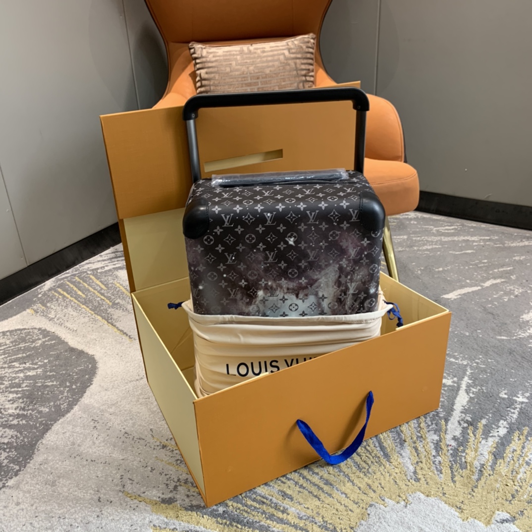 LV路易威登Monogram 帆佈點綴旅行貼飾星空 Horizon 拉桿箱¥5,280.00-頂級1:1精品高仿包包香港台灣批發價格推薦微信哪裡買