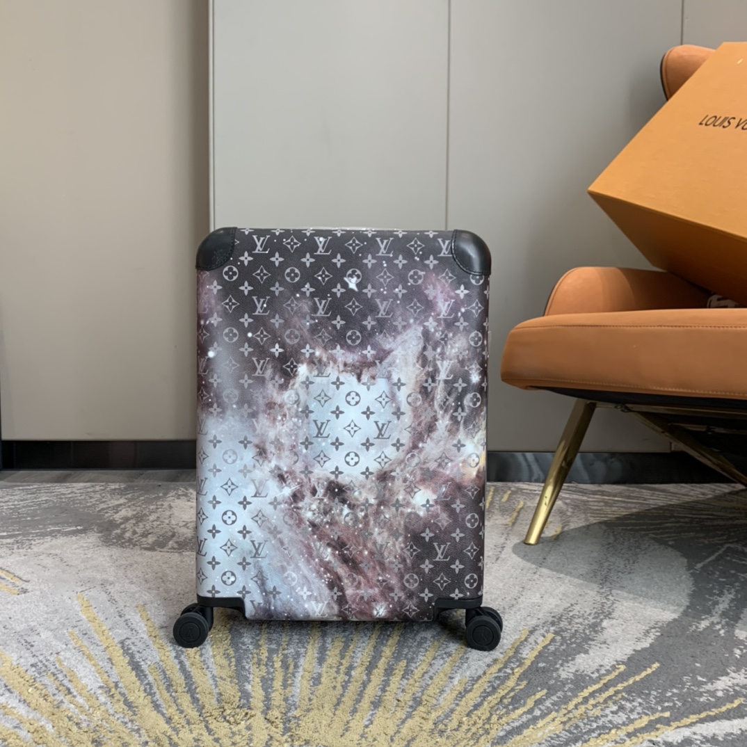 LV路易威登Monogram 帆佈點綴旅行貼飾星空 Horizon 拉桿箱¥5,280.00-頂級1:1精品高仿包包香港台灣批發價格推薦微信哪裡買