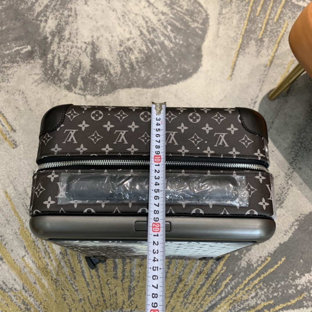LV路易威登Monogram 帆佈點綴旅行貼飾星空 Horizon 拉桿箱¥5,280.00-頂級1:1精品高仿包包香港台灣批發價格推薦微信哪裡買