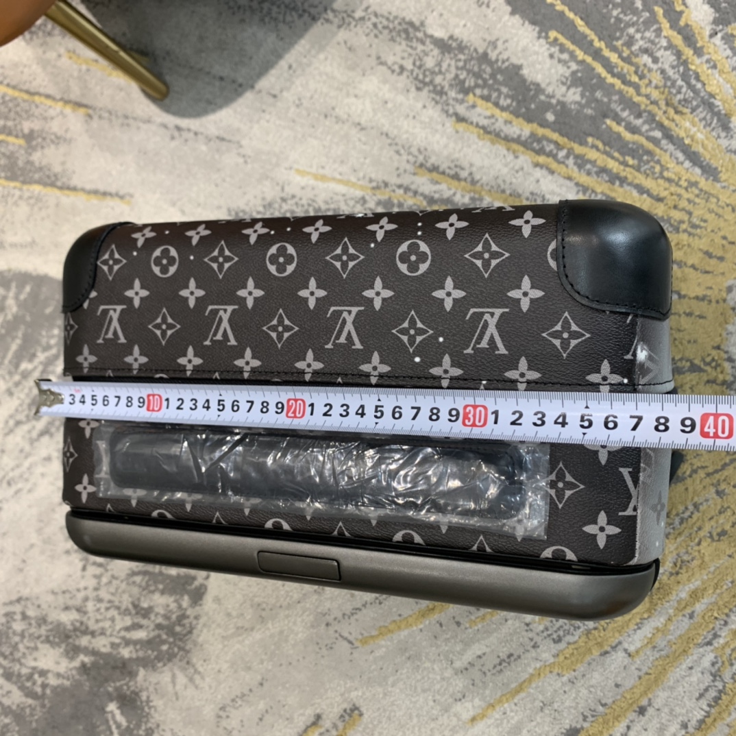 LV路易威登Monogram 帆佈點綴旅行貼飾星空 Horizon 拉桿箱¥5,280.00-頂級1:1精品高仿包包香港台灣批發價格推薦微信哪裡買