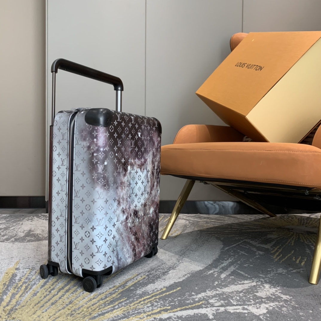 LV路易威登Monogram 帆佈點綴旅行貼飾星空 Horizon 拉桿箱¥5,280.00-頂級1:1精品高仿包包香港台灣批發價格推薦微信哪裡買