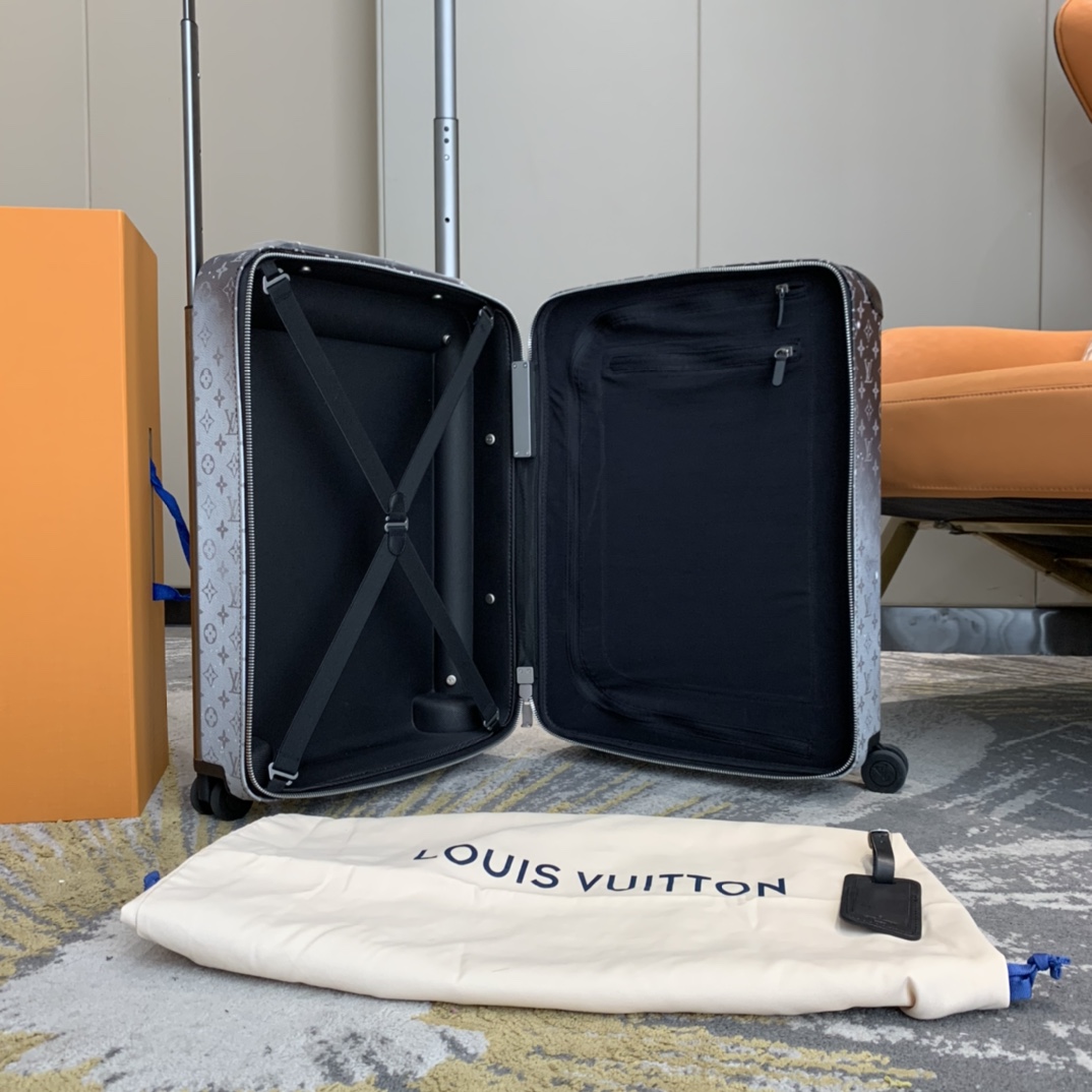 LV路易威登Monogram 帆佈點綴旅行貼飾星空 Horizon 拉桿箱¥5,280.00-頂級1:1精品高仿包包香港台灣批發價格推薦微信哪裡買