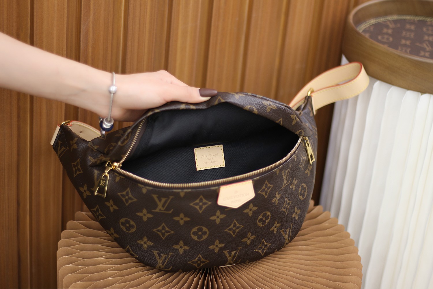 Louis Vuitton LV Bumbag老花腰包 M43644¥2180.00-頂級1:1精品高仿包包香港台灣批發價格推薦微信哪裡買
