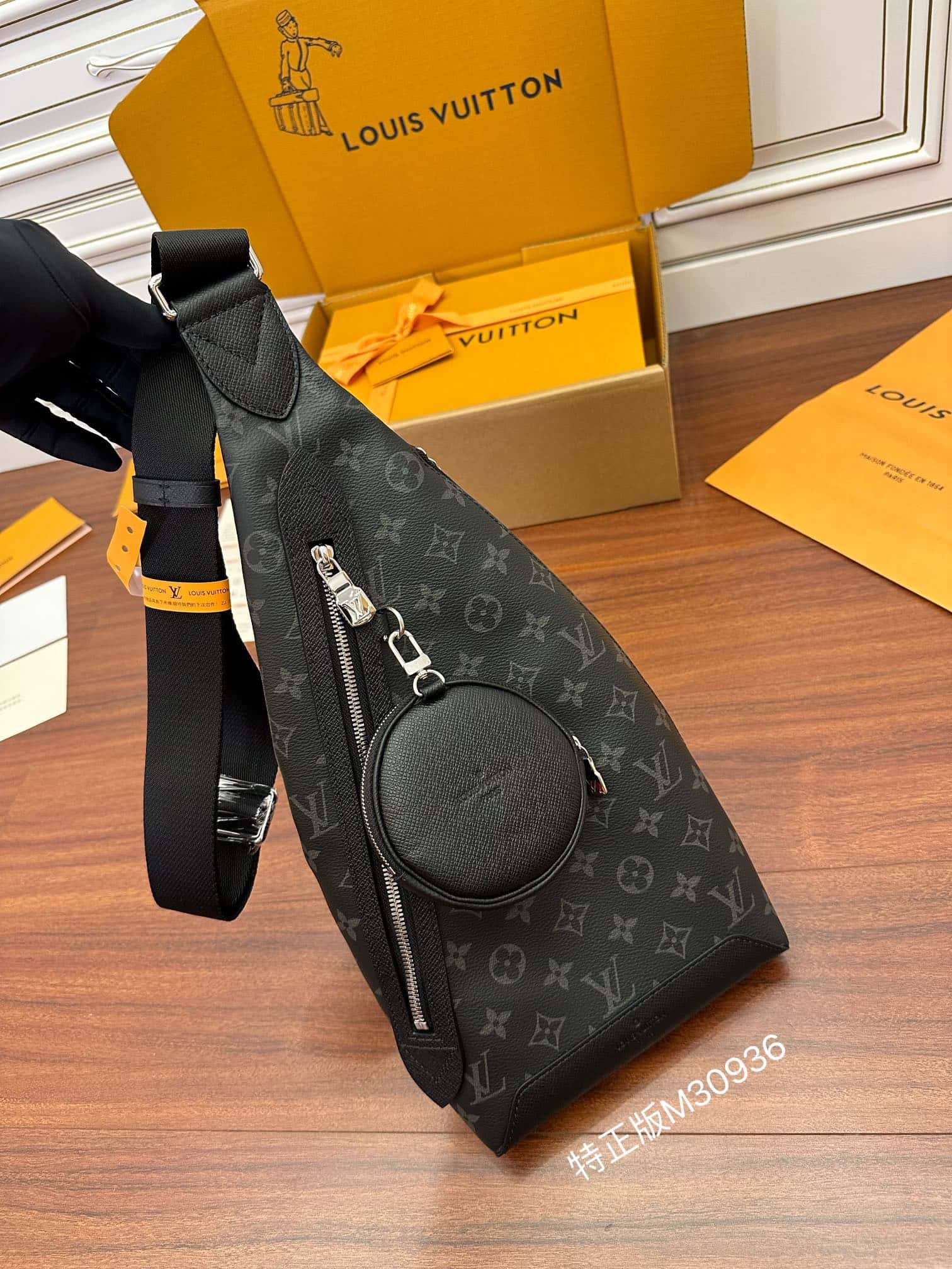 LV 特正版M30936 Duo Slingbag專櫃同步電子芯片內碼¥1,980.00-頂級1:1精品高仿包包香港台灣批發價格推薦微信哪裡買