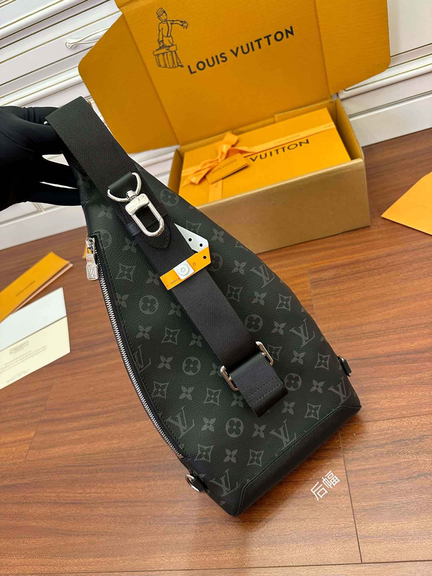 LV 特正版M30936 Duo Slingbag專櫃同步電子芯片內碼¥1,980.00-頂級1:1精品高仿包包香港台灣批發價格推薦微信哪裡買