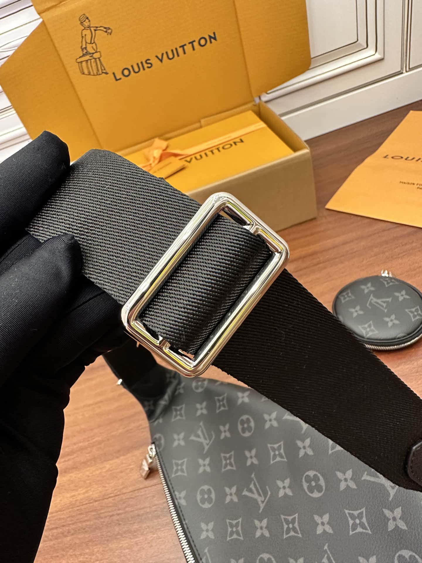 LV 特正版M30936 Duo Slingbag專櫃同步電子芯片內碼¥1,980.00-頂級1:1精品高仿包包香港台灣批發價格推薦微信哪裡買