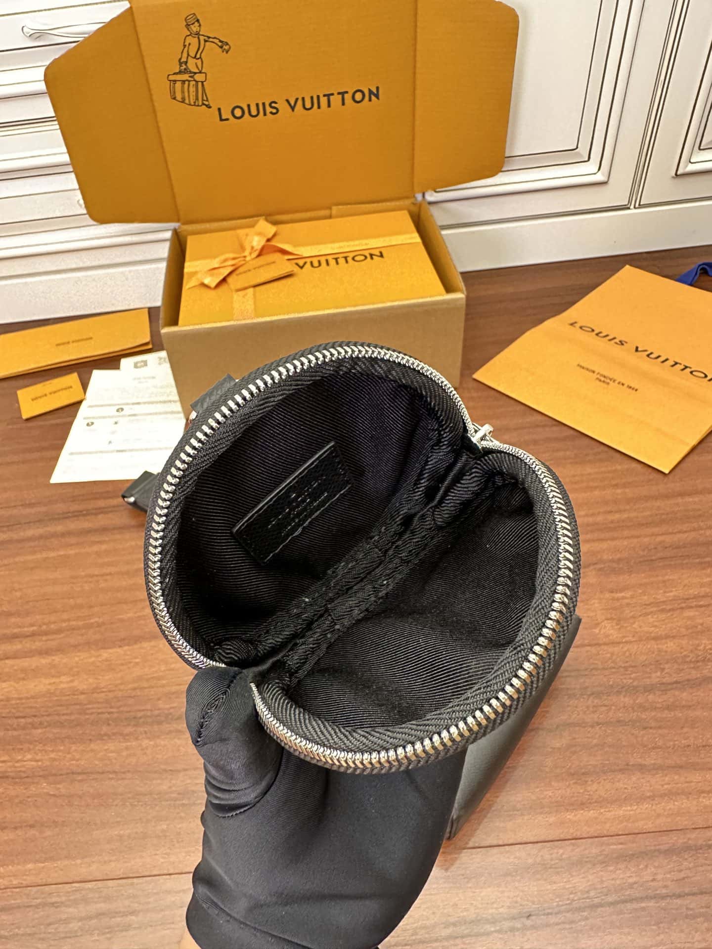 LV 特正版M30936 Duo Slingbag專櫃同步電子芯片內碼¥1,980.00-頂級1:1精品高仿包包香港台灣批發價格推薦微信哪裡買