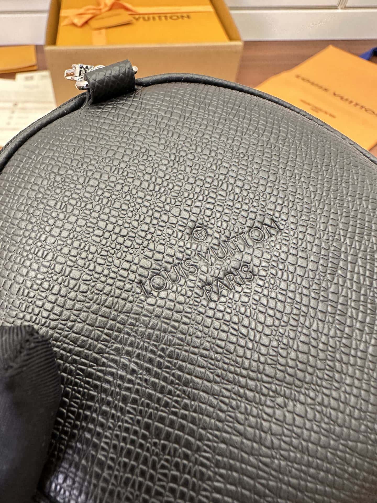 LV 特正版M30936 Duo Slingbag專櫃同步電子芯片內碼¥1,980.00-頂級1:1精品高仿包包香港台灣批發價格推薦微信哪裡買