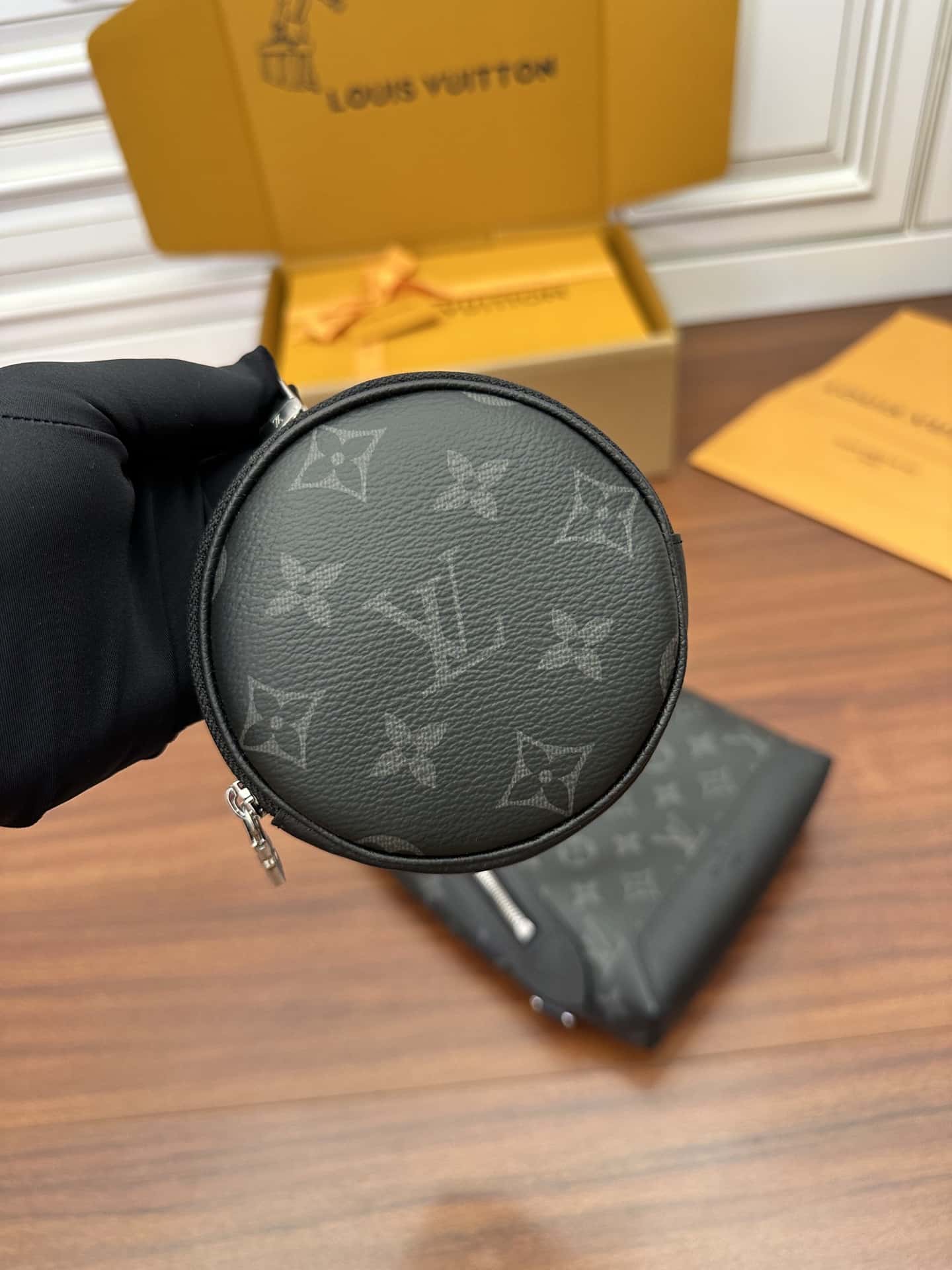 LV 特正版M30936 Duo Slingbag專櫃同步電子芯片內碼¥1,980.00-頂級1:1精品高仿包包香港台灣批發價格推薦微信哪裡買