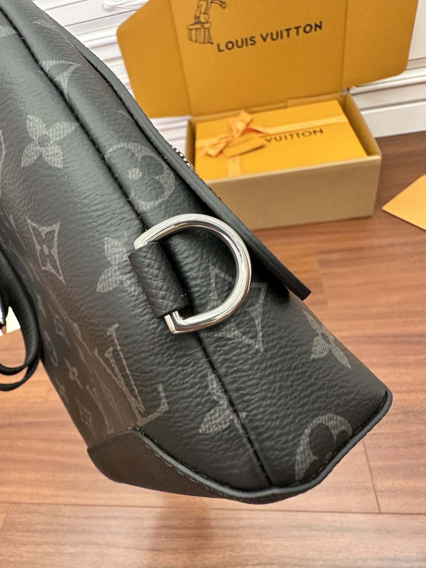 LV 特正版M30936 Duo Slingbag專櫃同步電子芯片內碼¥1,980.00-頂級1:1精品高仿包包香港台灣批發價格推薦微信哪裡買