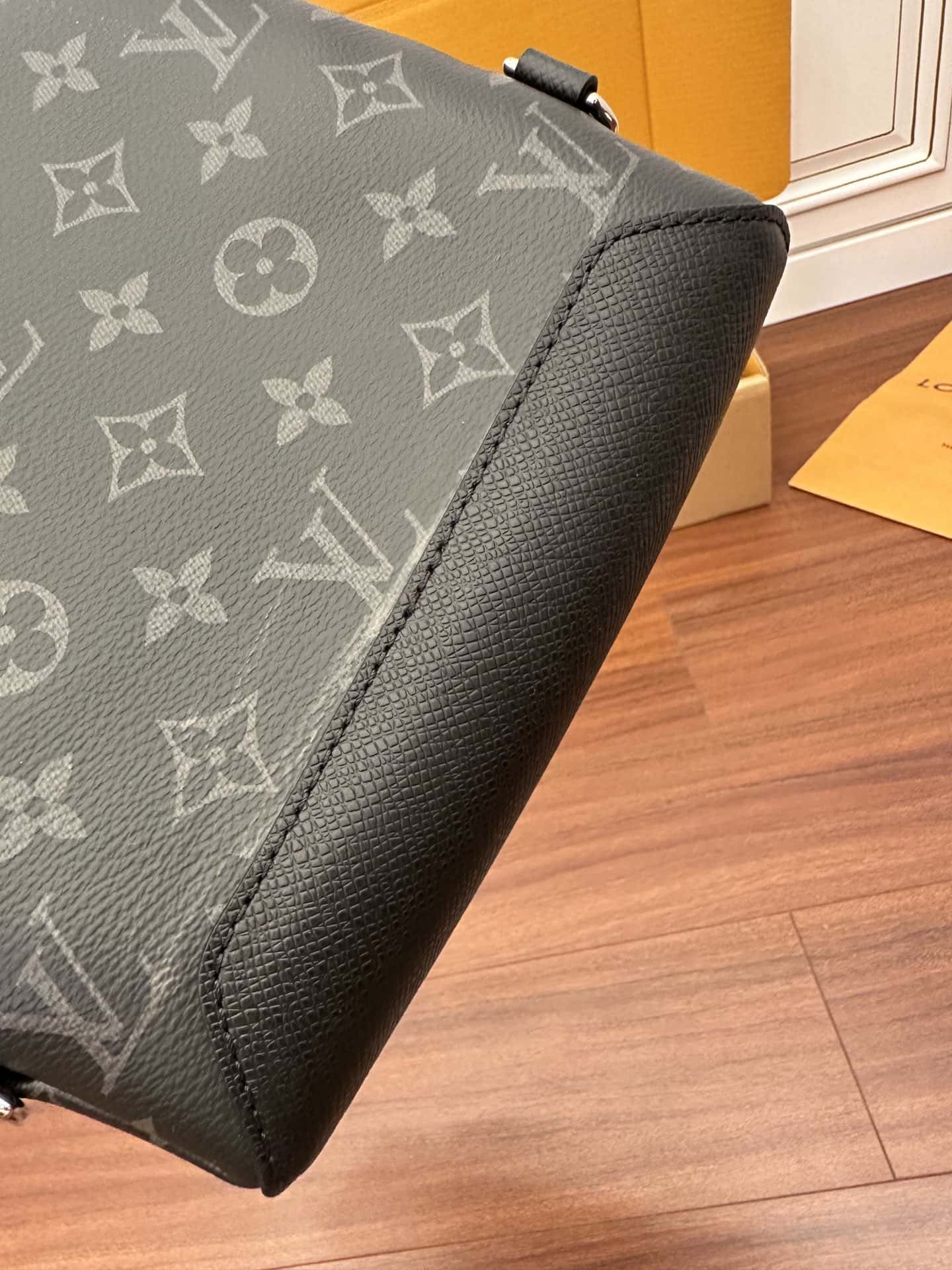 LV 特正版M30936 Duo Slingbag專櫃同步電子芯片內碼¥1,980.00-頂級1:1精品高仿包包香港台灣批發價格推薦微信哪裡買