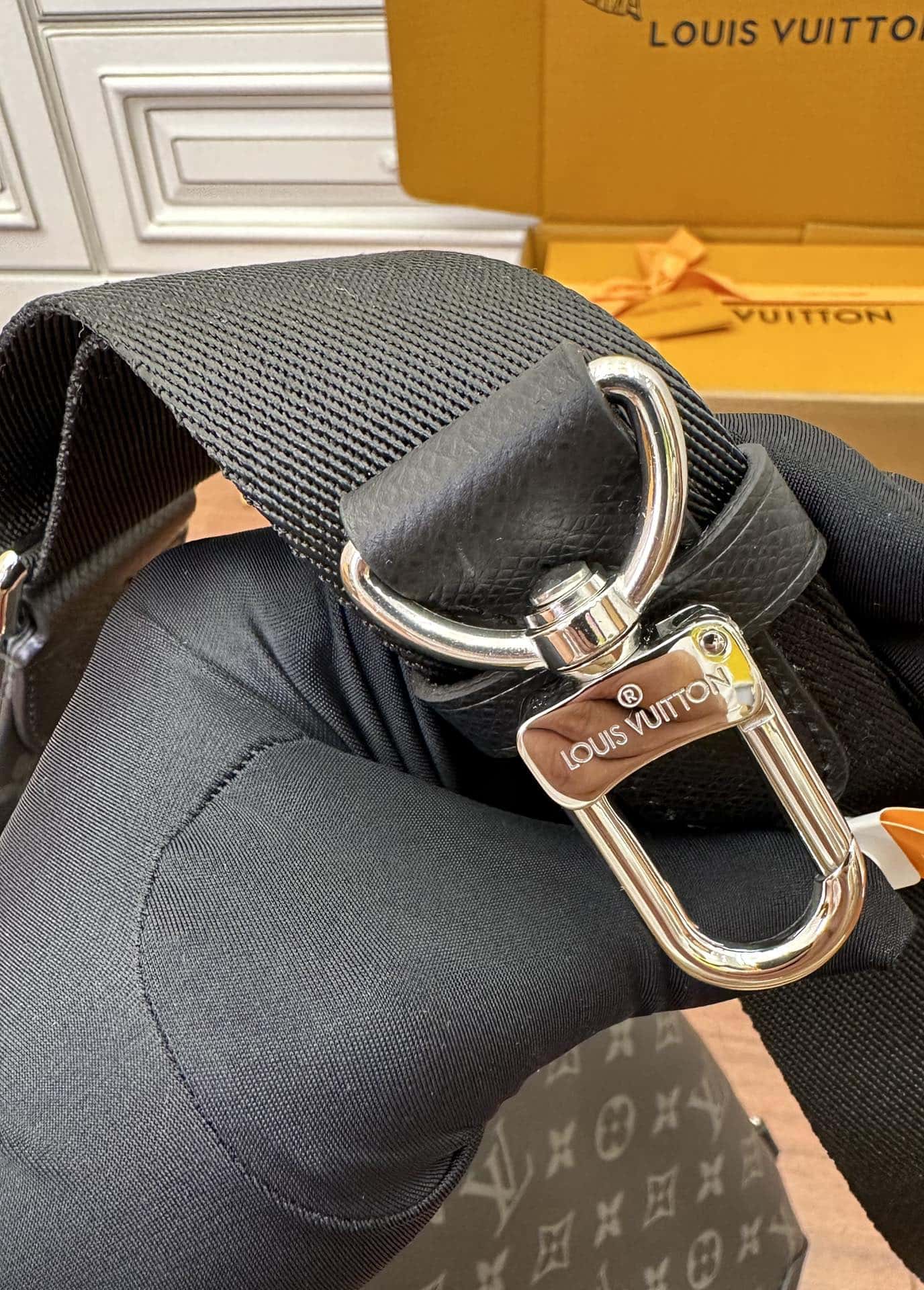 LV 特正版M30936 Duo Slingbag專櫃同步電子芯片內碼¥1,980.00-頂級1:1精品高仿包包香港台灣批發價格推薦微信哪裡買