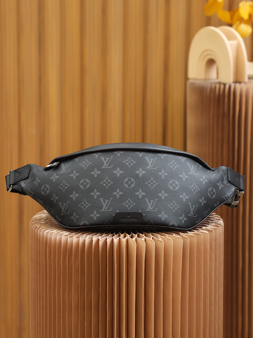 LV M44336腰包 Discovery Bumbag單肩背包¥1,880.00-頂級1:1精品高仿包包香港台灣批發價格推薦微信哪裡買