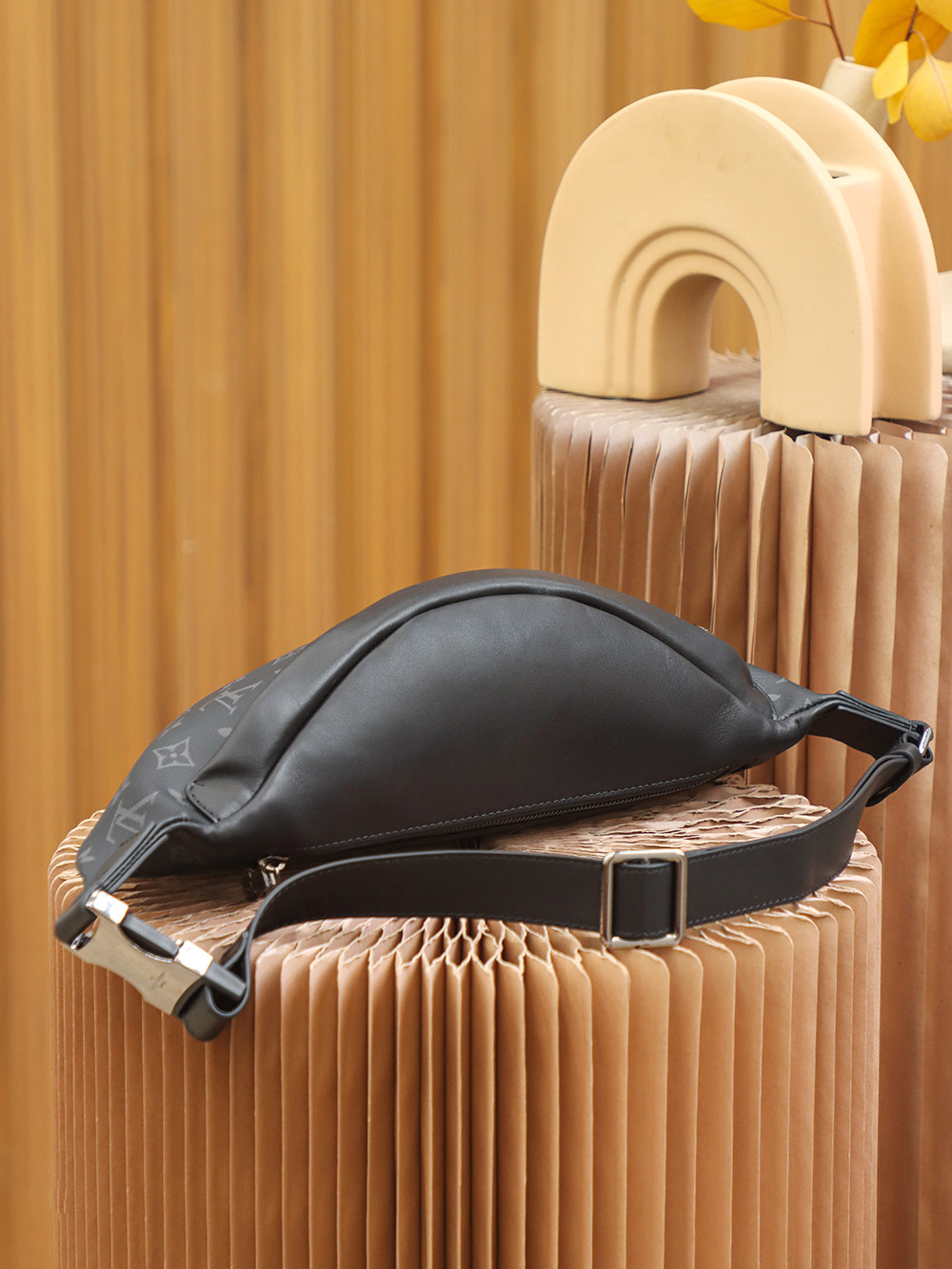 LV M44336腰包 Discovery Bumbag單肩背包¥1,880.00-頂級1:1精品高仿包包香港台灣批發價格推薦微信哪裡買