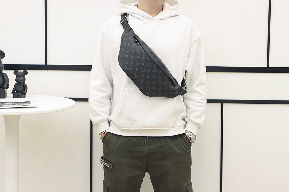 LV M44336腰包 Discovery Bumbag單肩背包¥1,880.00-頂級1:1精品高仿包包香港台灣批發價格推薦微信哪裡買