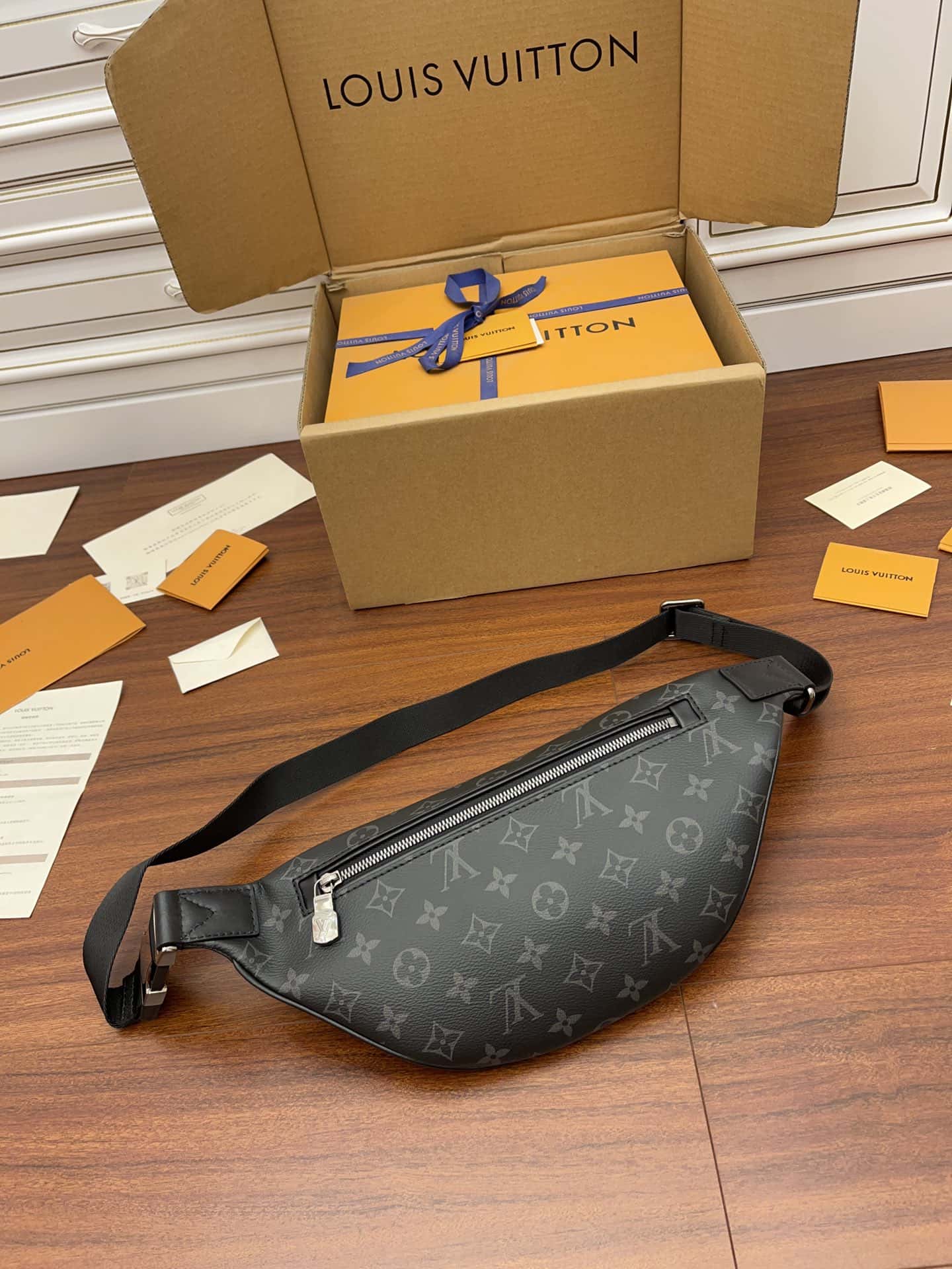 LV M46035特級加強版 DISCOVERY 小號腰包專櫃同步電子芯片內碼¥1,680.00-頂級1:1精品高仿包包香港台灣批發價格推薦微信哪裡買