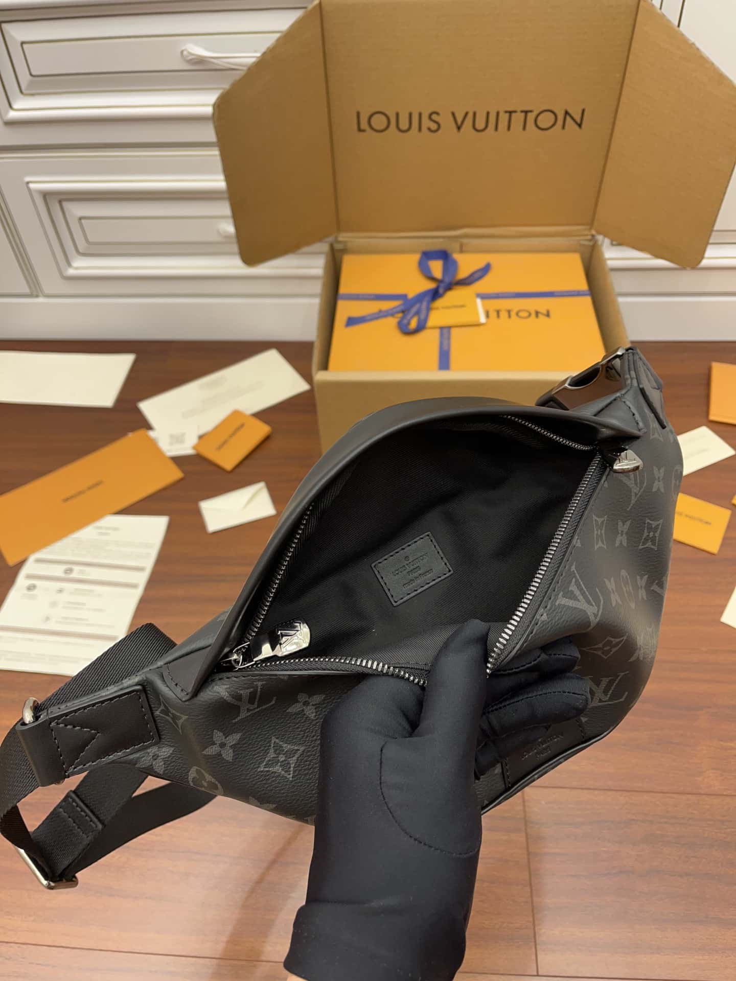 LV M46035特級加強版 DISCOVERY 小號腰包專櫃同步電子芯片內碼¥1,680.00-頂級1:1精品高仿包包香港台灣批發價格推薦微信哪裡買