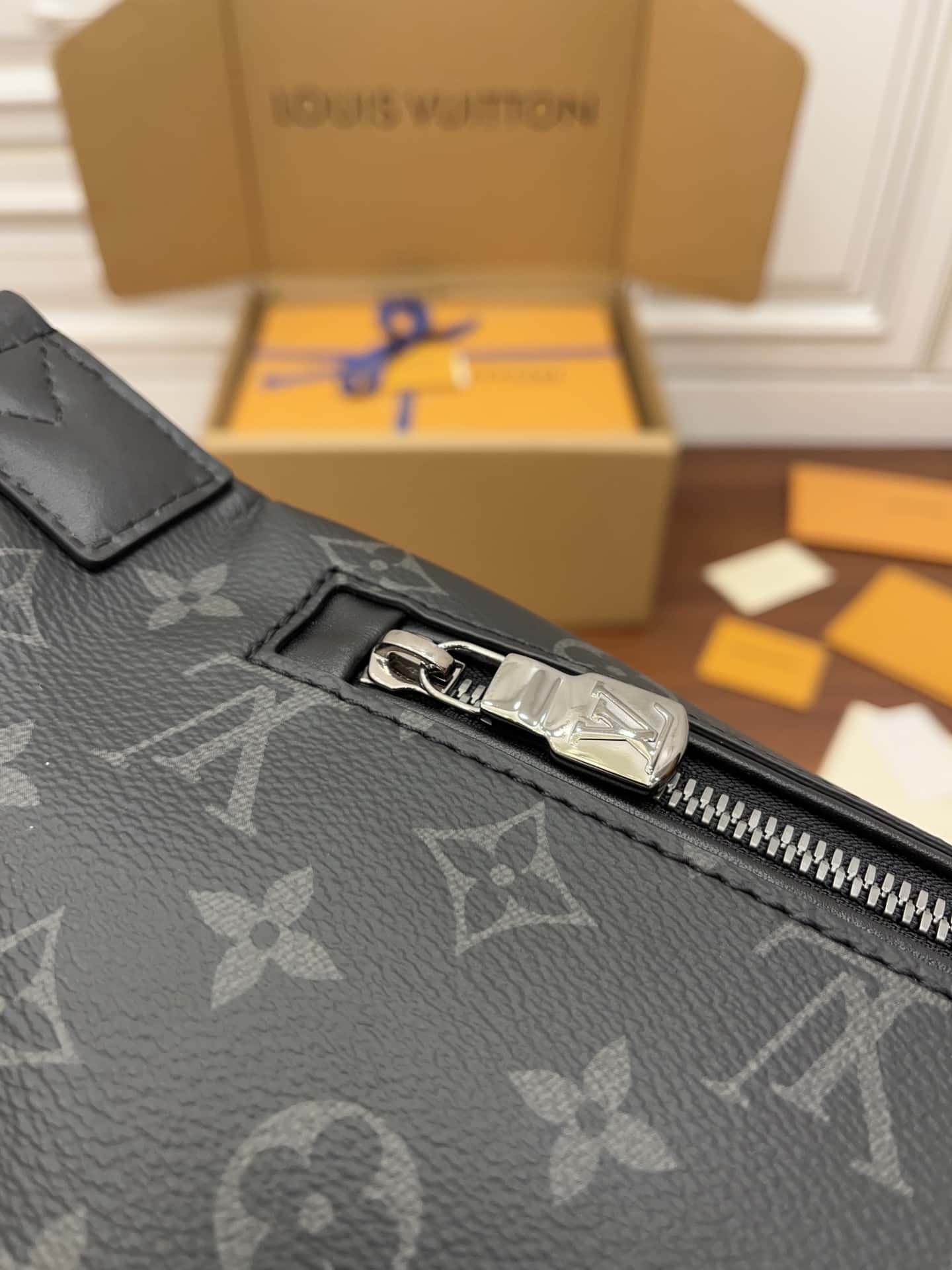 LV M46035特級加強版 DISCOVERY 小號腰包專櫃同步電子芯片內碼¥1,680.00-頂級1:1精品高仿包包香港台灣批發價格推薦微信哪裡買