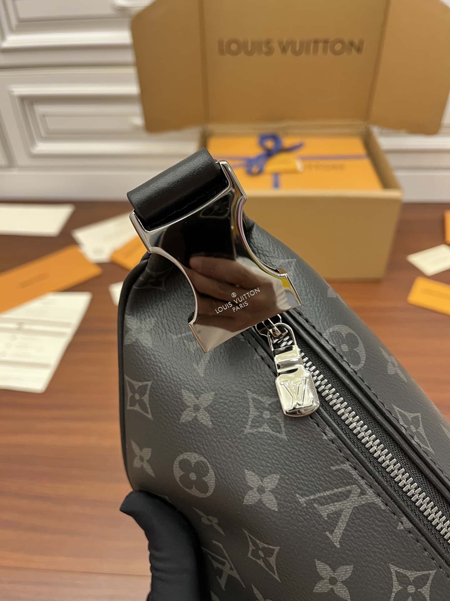 LV M46035特級加強版 DISCOVERY 小號腰包專櫃同步電子芯片內碼¥1,680.00-頂級1:1精品高仿包包香港台灣批發價格推薦微信哪裡買