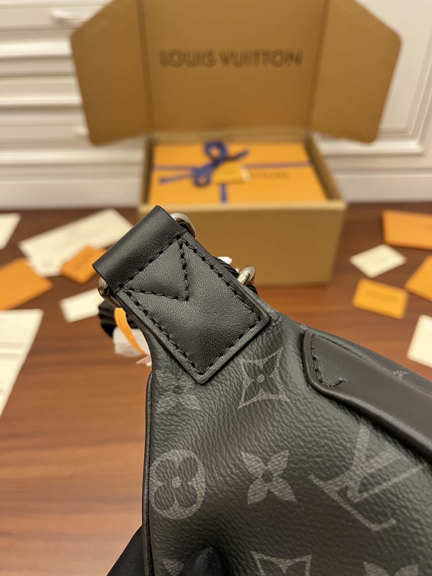 LV M46035特級加強版 DISCOVERY 小號腰包專櫃同步電子芯片內碼¥1,680.00-頂級1:1精品高仿包包香港台灣批發價格推薦微信哪裡買