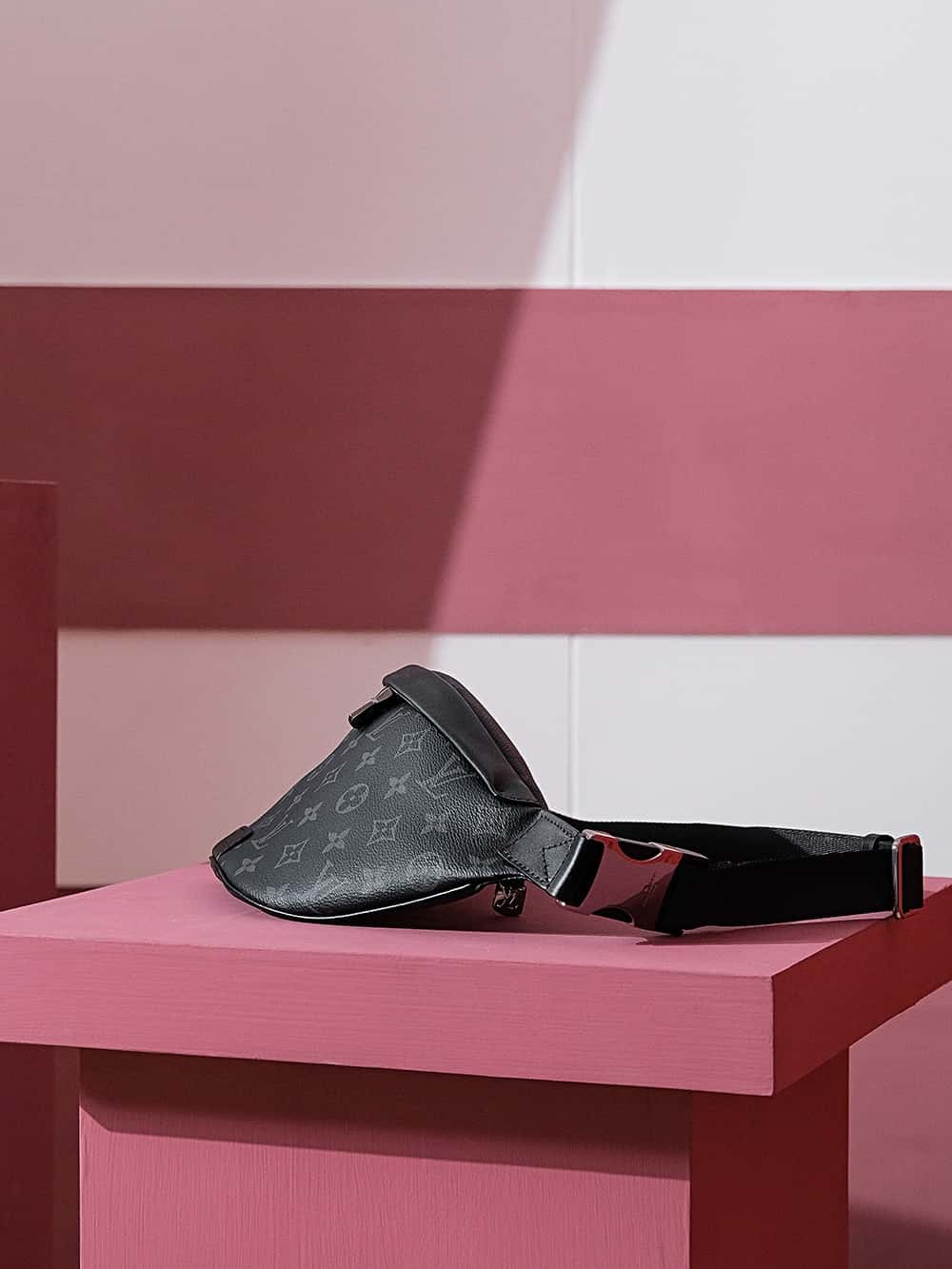 LV Discovery Bumbag PM M46035小號腰包繫列¥1,680.00-頂級1:1精品高仿包包香港台灣批發價格推薦微信哪裡買