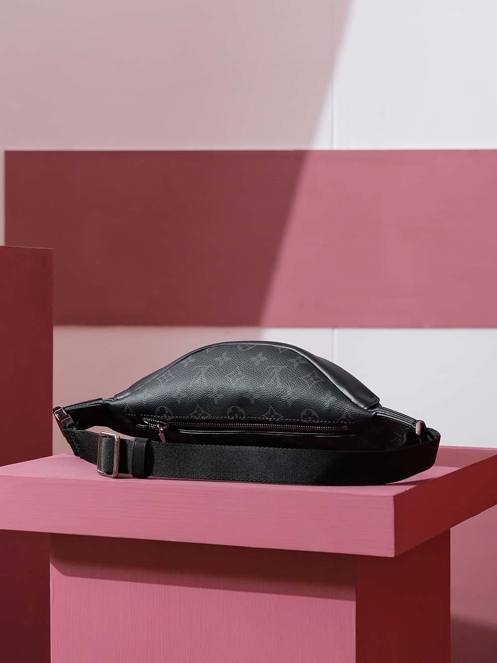 LV Discovery Bumbag PM M46035小號腰包繫列¥1,680.00-頂級1:1精品高仿包包香港台灣批發價格推薦微信哪裡買