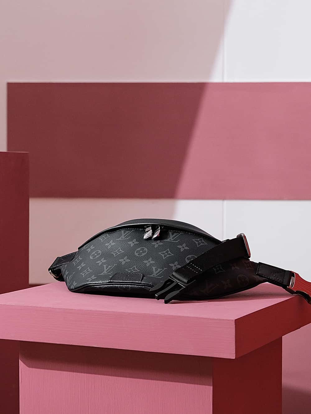 LV Discovery Bumbag PM M46035小號腰包繫列¥1,680.00-頂級1:1精品高仿包包香港台灣批發價格推薦微信哪裡買