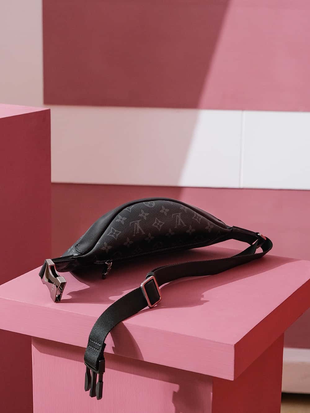 LV Discovery Bumbag PM M46035小號腰包繫列¥1,680.00-頂級1:1精品高仿包包香港台灣批發價格推薦微信哪裡買