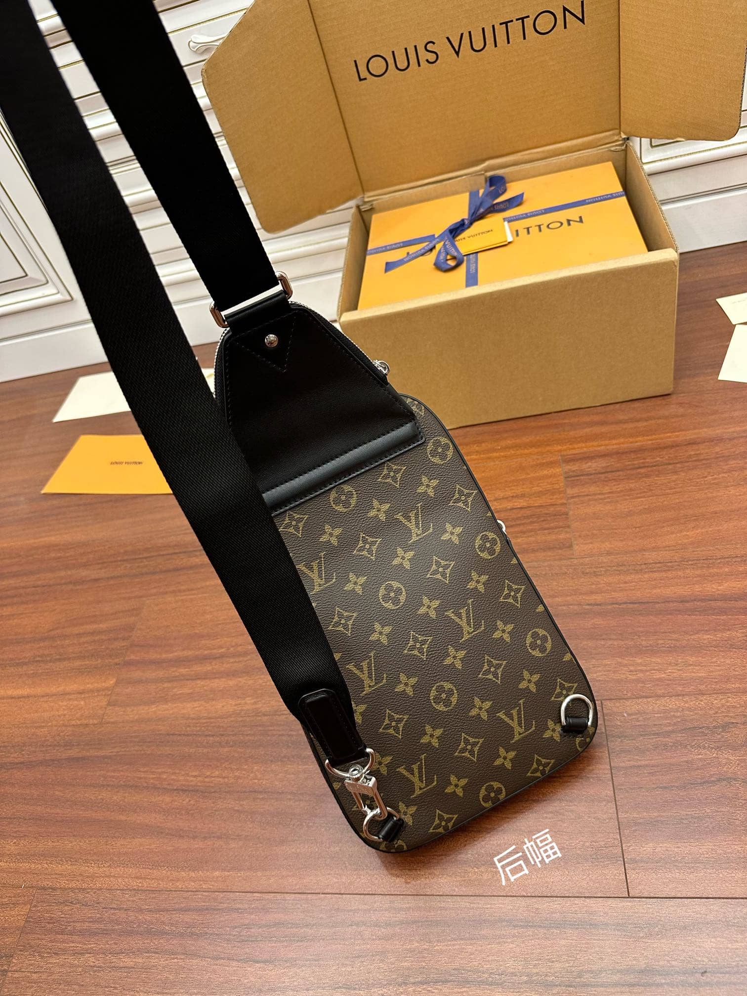 LV M46327特級加強版斜挎包 Avenue Slingbag¥1,680.00-頂級1:1精品高仿包包香港台灣批發價格推薦微信哪裡買