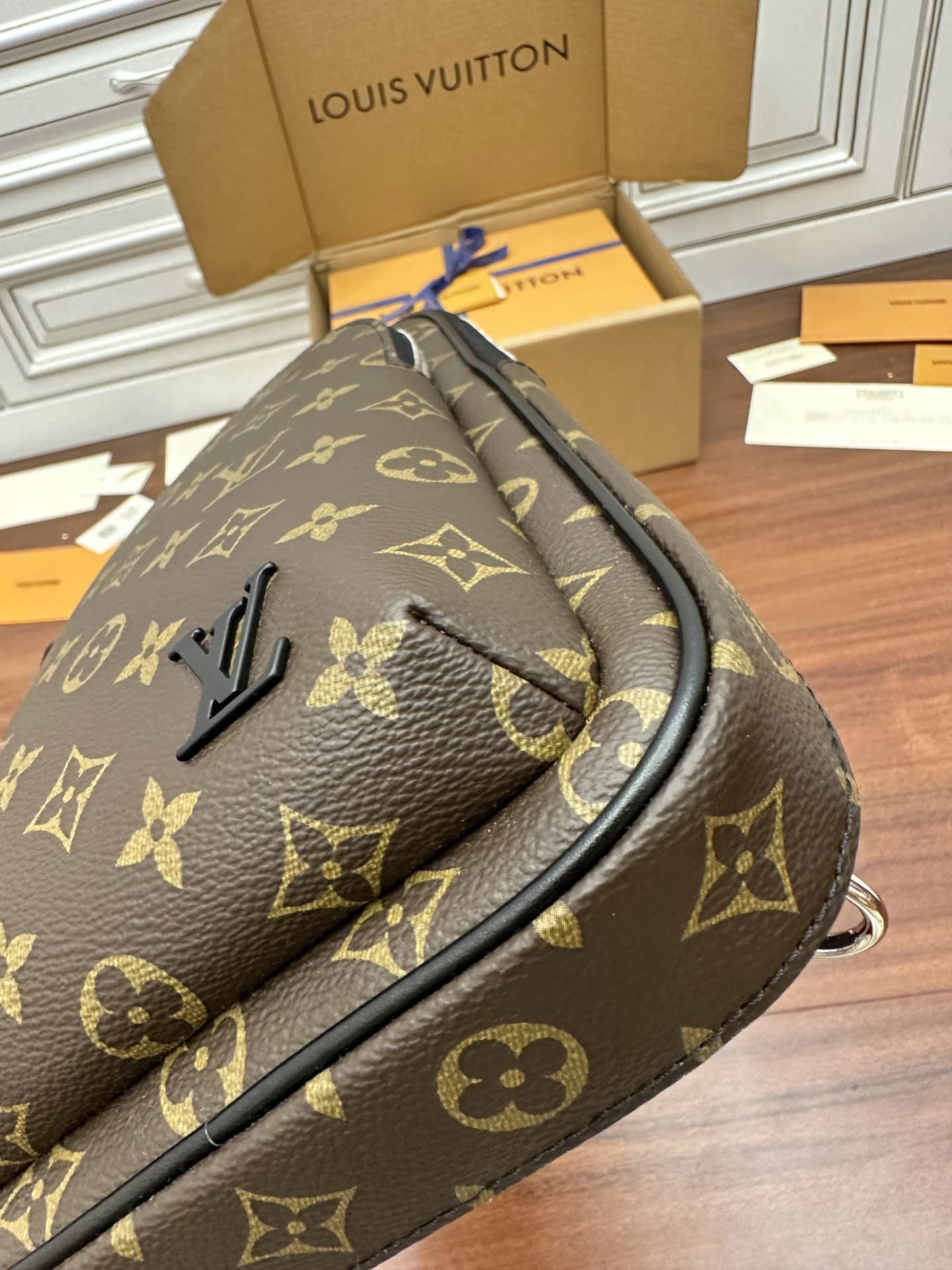 LV M46327特級加強版斜挎包 Avenue Slingbag¥1,680.00-頂級1:1精品高仿包包香港台灣批發價格推薦微信哪裡買