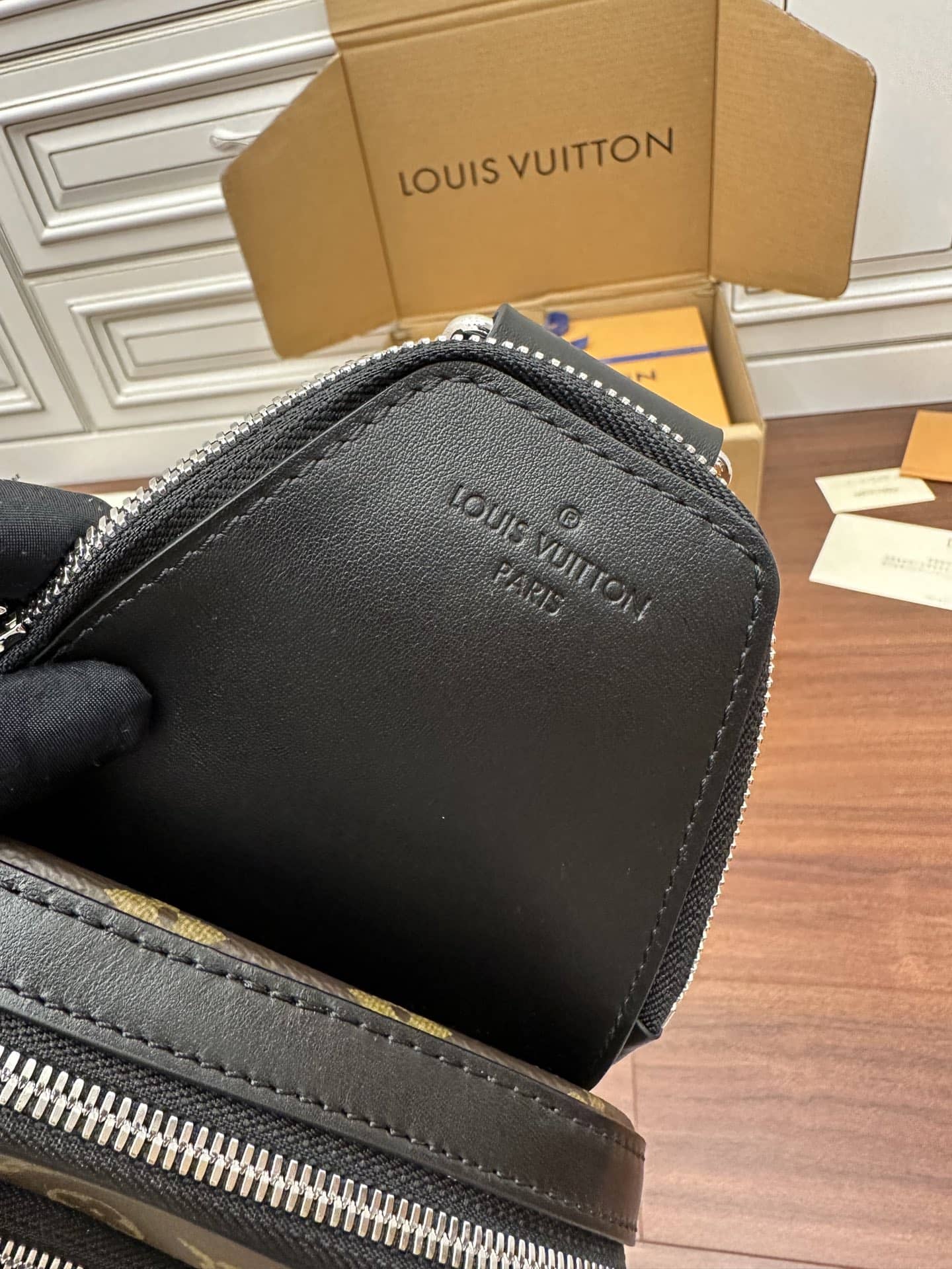 LV M46327特級加強版斜挎包 Avenue Slingbag¥1,680.00-頂級1:1精品高仿包包香港台灣批發價格推薦微信哪裡買
