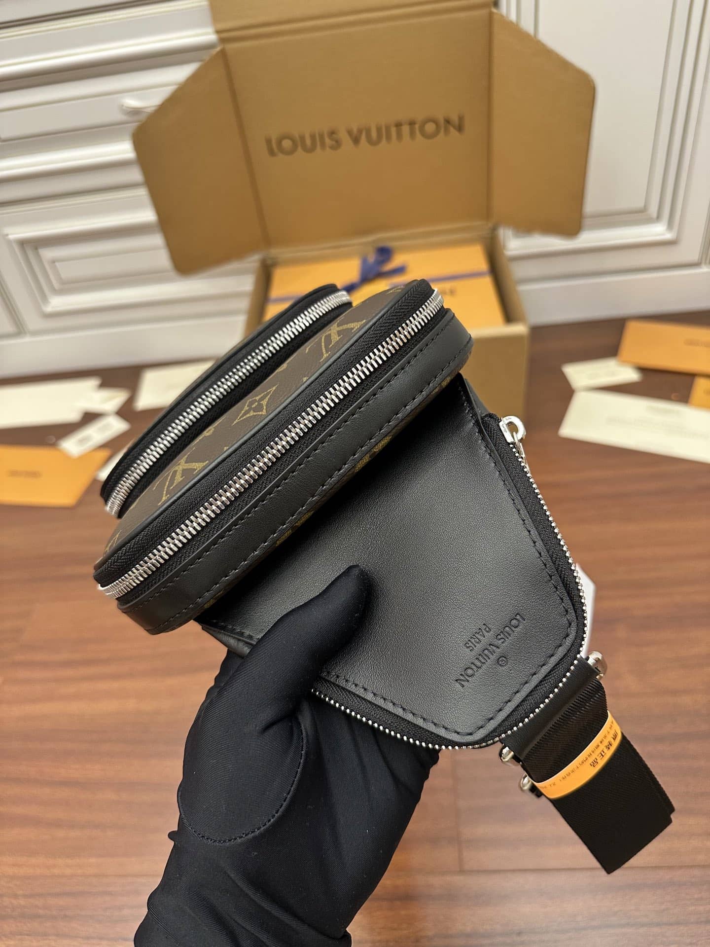 LV M46327特級加強版斜挎包 Avenue Slingbag¥1,680.00-頂級1:1精品高仿包包香港台灣批發價格推薦微信哪裡買