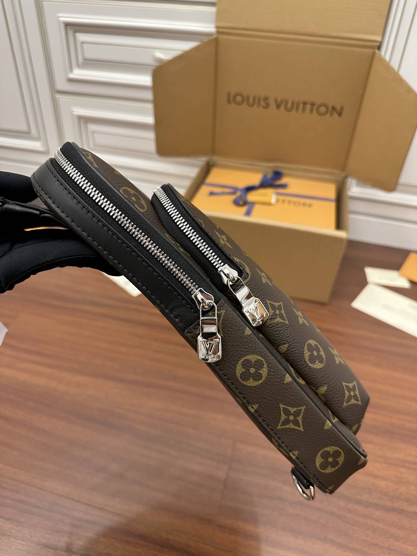LV M46327特級加強版斜挎包 Avenue Slingbag¥1,680.00-頂級1:1精品高仿包包香港台灣批發價格推薦微信哪裡買