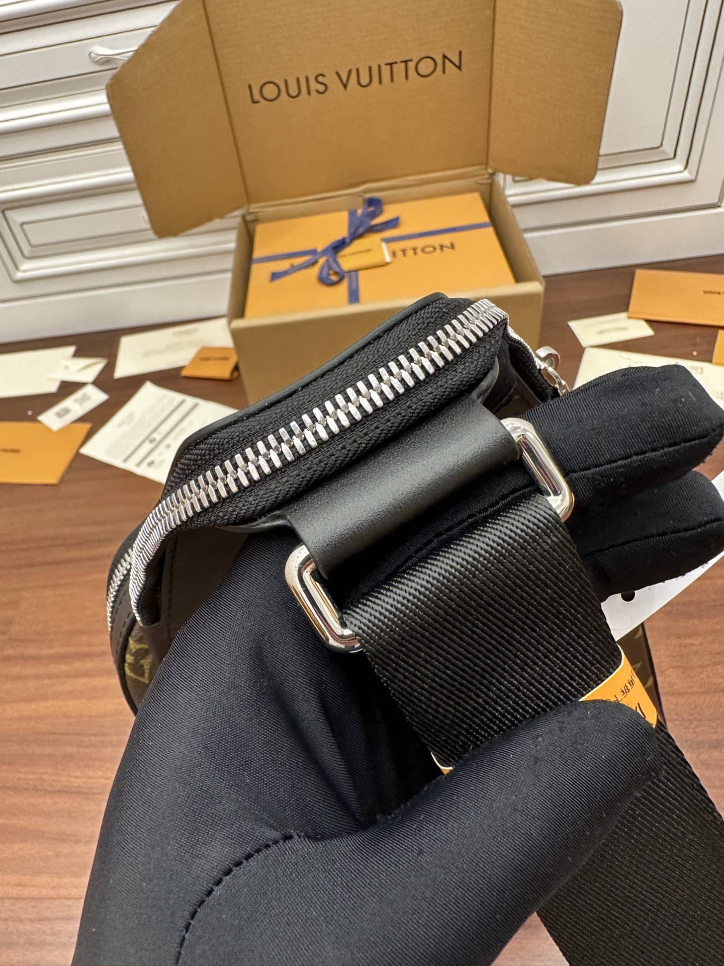 LV M46327特級加強版斜挎包 Avenue Slingbag¥1,680.00-頂級1:1精品高仿包包香港台灣批發價格推薦微信哪裡買