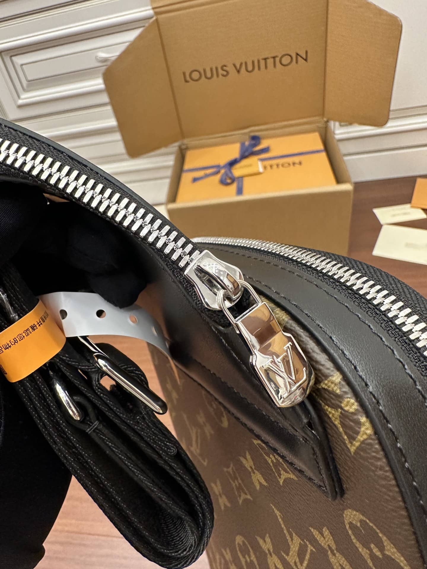 LV M46327特級加強版斜挎包 Avenue Slingbag¥1,680.00-頂級1:1精品高仿包包香港台灣批發價格推薦微信哪裡買