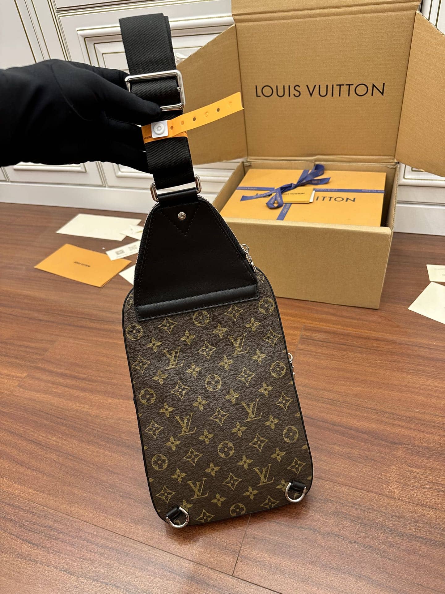 LV M46327特級加強版斜挎包 Avenue Slingbag¥1,680.00-頂級1:1精品高仿包包香港台灣批發價格推薦微信哪裡買