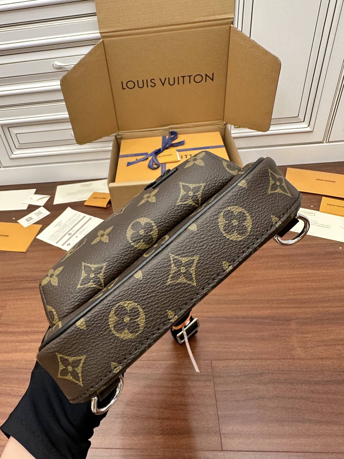 LV M46327特級加強版斜挎包 Avenue Slingbag¥1,680.00-頂級1:1精品高仿包包香港台灣批發價格推薦微信哪裡買