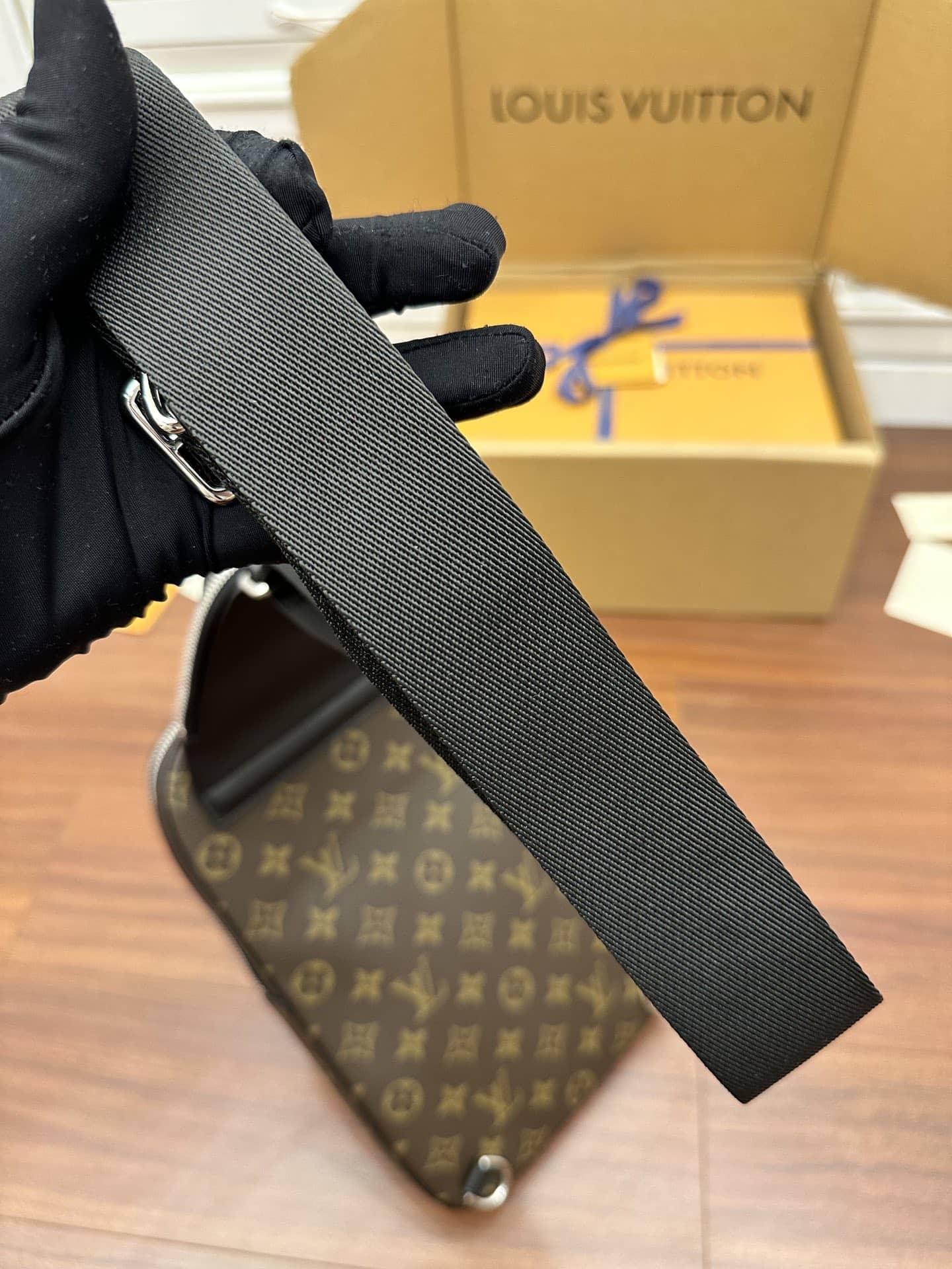 LV M46327特級加強版斜挎包 Avenue Slingbag¥1,680.00-頂級1:1精品高仿包包香港台灣批發價格推薦微信哪裡買